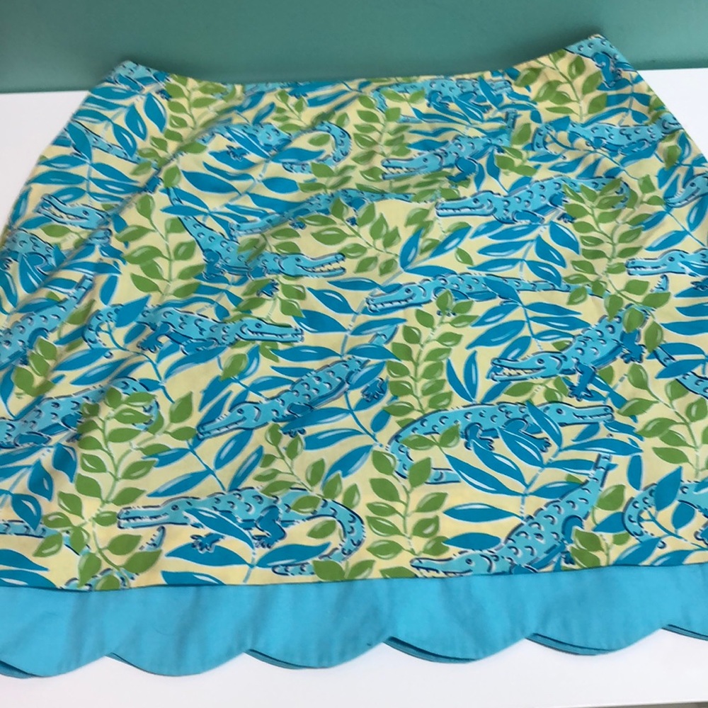Vintage Lilly size 8 short skirt with back zip.